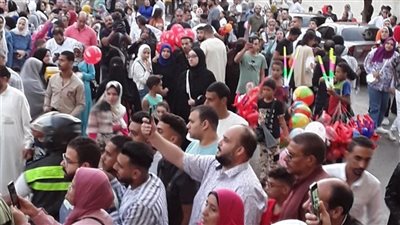أهالي الإسكندرية يحتفلون بعيد الأضحى المبارك بالبالونات الحمراء 