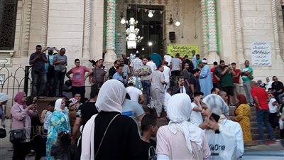 المئات يؤدون صلاة عيد الأضحى المبارك بساحة مسجد أبو العباس في الإسكندرية 