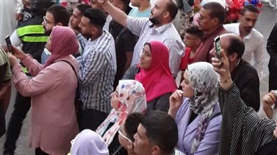 بث مباشر، أجواء فرحة عيد الأضحى، إسقاط البلالين على المصلين بساحة أبو حماد في الشرقية