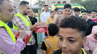 توزيع شيكولاتة على الأطفال بالمنوفية أثناء صلاة عيد الأضحى (فيديو وصور)