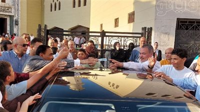  الـ20 جنيه البلاستيكية الجديدة.. محافظ مطروح يوزع العيدية على الأهالي بعد صلاة العيد (صور)