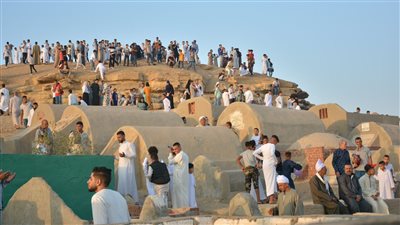 أهالي منطقة أبو صير بسقارة يزورون المقابر في أول أيام عيد الأضحى (صور)