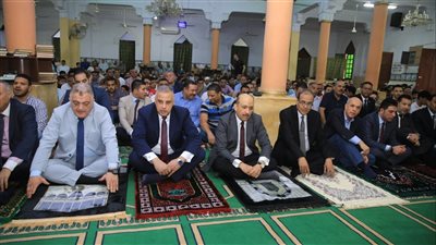 محافظ سوهاج يؤدي صلاة عيد الأضحى المبارك بمسجد الشرطة (صور)