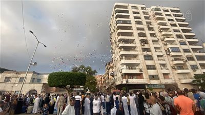 شلالات بالونات الفرحة تهبط على أطفال بورفؤاد في أول أيام عيد الأضحى (فيديو وصور) 