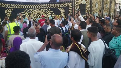 صور سيلفي وضحكات، فرحة أهالي الأقصر بعيد الأضحى في ساحة مسجد سيدي أبو الحجاج (صور)