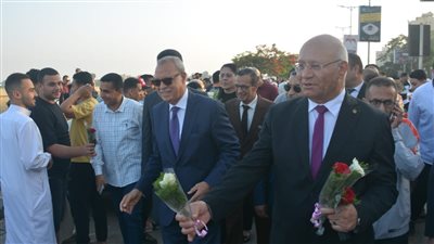 محافظ القليوبية يقدُم التهنئة والورود للمواطنين بكورنيش النيل ببنها (صور)