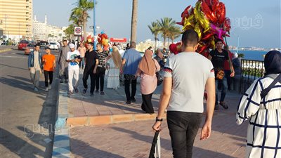 انتعاشة مصيفية على كورنيش مرسى مطروح أول ايام العيد (فيديو )