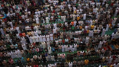 مسجد الصديق يلتزم بتعليمات فصل الرجال والنساء في صلاة عيد الأضحى (صور)