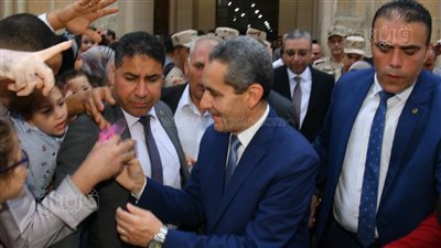 محافظ الغربية يوزع هدايا العيد على الأطفال بمسجد السيد البدوي (صور)