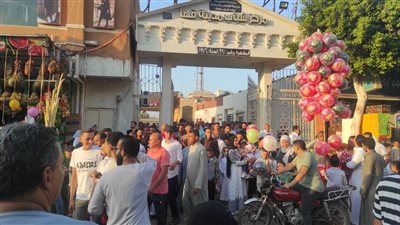 لحظة إطلاق البالونات على المحتفلين بعيد الأضحى بـ