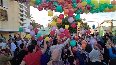 فرحة العيد، أطفال ونساء الواحات في الساحات يحتفلون بالهدايا والبلالين (صور وفيديو)