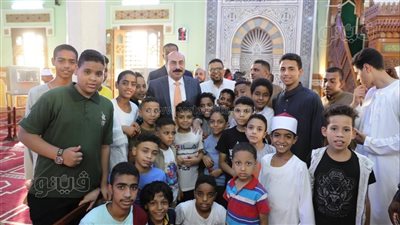 أهالى أسوان يهنئون المحافظ بالعيد بعد انتهاء الصلاة ويلتقطون الصور التذكارية معه (صور)