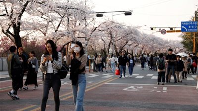 أعمار الكوريين الجنوبيين تقل عاما أو عامين بسبب تطبيق قوانين جديدة