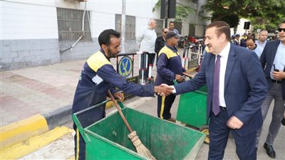 محافظ المنوفية يوزع بونات مواد غذائية بالمجان ولحوم على عمال النظافة (صور)