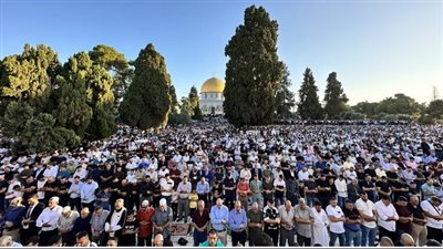 120 ألف فلسطيني يؤدون صلاة الجمعة في الأقصى 