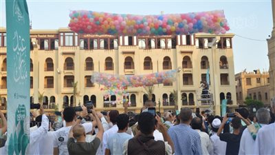 المصريون يحتفلون بتطيير البلالين بساحة مسجد الحسين (فيديو وصور)