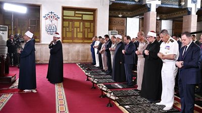 5 صور ترصد أداء السيسي صلاة عيد الأضحى بمسجد القوات الجوية