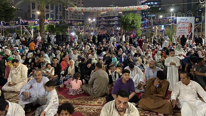 توافد المصلين على