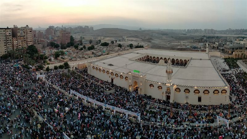 توافد المصلين على