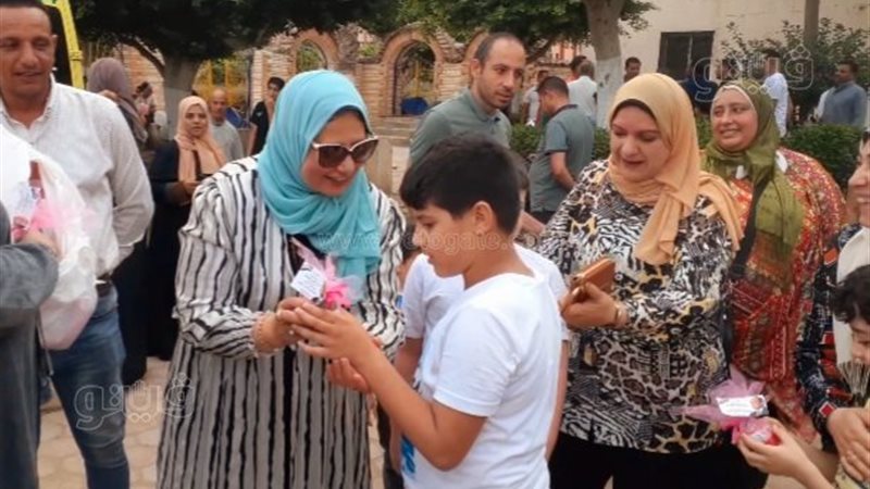 توزيع حلوى وبالونات