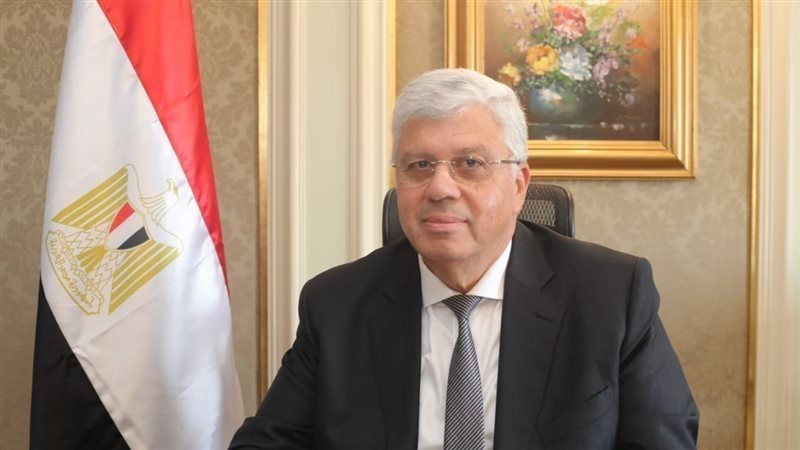 الدكتور إيمن عاشور