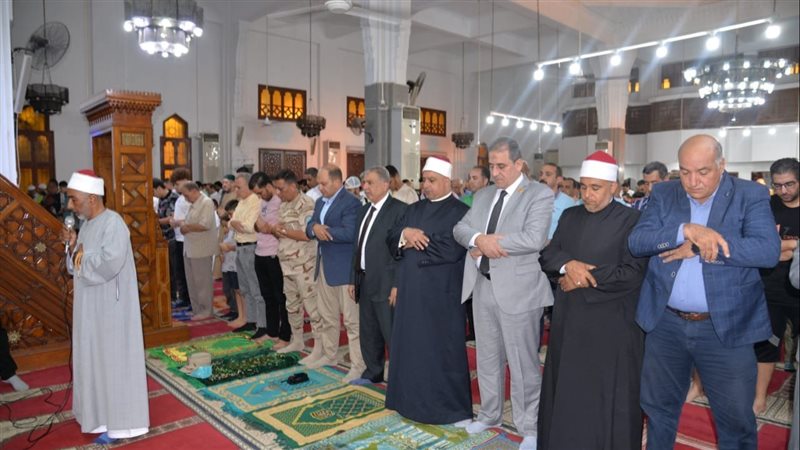  أداء صلاة عيد الاضحي،