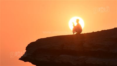 لقطات مذهلة للحظة شروق الشمس من جبل أبو صير (صور) 
