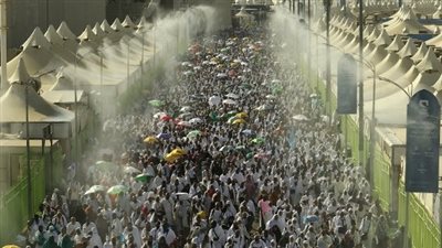 حجاج بيت الله الحرام يرمون جمرة العقبة الكبرى (صور)