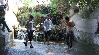 الأطفال يواجهون الحر بشلالات المياه في حديقة الحيوان خلال احتفالات عيد الأضحى (صور)
