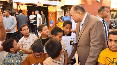 محافظ أسيوط يشارك الأطفال الأيتام فرحتهم بالعيد ويقدم لهم العيديات