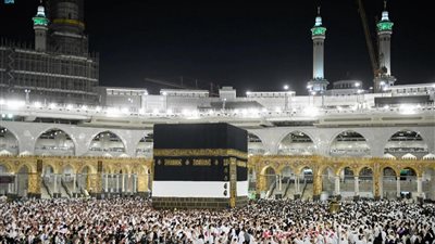 الحجاج يؤدون طواف الإفاضة بالحرم المكي (فيديو)