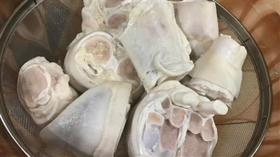 طريقة تنظيف الكوارع، وتحضيرها بطرق لذيذة مع الفتة