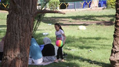 اللعب بالكرة للصغار والكبار بالحديقة الدولية في أولى أيام عيد الأضحى (صور)