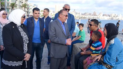 محافظ الإسكندرية يهنئ الأهالي على الكورنيش أول أيام عيد الأضحى (صور)