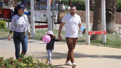 الآباء هم مصدر السعادة بأول أيام عيد الأضحى في الحديقة الدولية (صور)