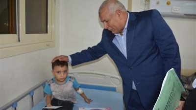 محافظ الوادي الجديد يقدم التهنئة لمرضى مستشفى الخارجة التخصصي بمناسبة العيد (صور)