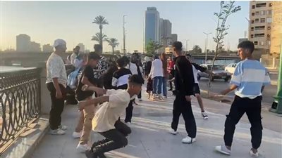 وصلة رقص لشباب على كورنيش النيل بأول أيام عيد الأضحى (فيديو)