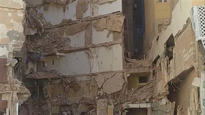 رفع أنقاض عقار الإسكندرية المنهار وانتهاء عمليات البحث عن ضحايا آخرين (صور)