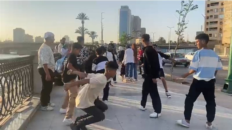 وصلة رقص لشباب على