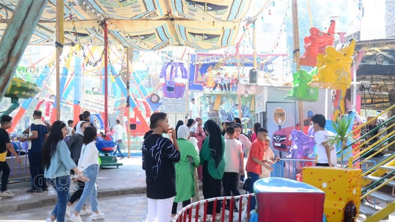 الأطفال بحديقة الفيروز,