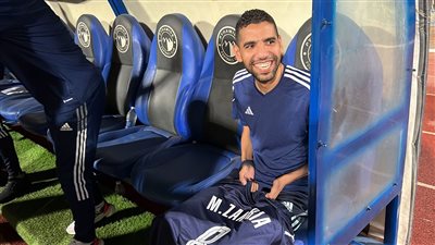 بيراميدز يهدي قميصا تذكاريا لـ مؤمن زكريا (صور)