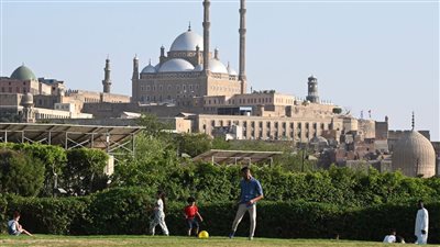 اللعب بالكرة والسيلفي يتصدران المشهد بحديقة الأزهر (فيديو وصور)
