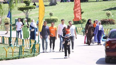 توافد الزوار على الحديقة الدولية في ثاني أيام عيد الأضحى (صور) 