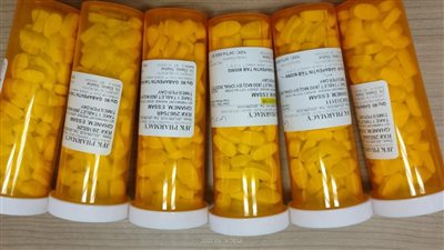 ضبط 6 زجاجات بها مخدرات بحوزة راكبة في مطار القاهرة