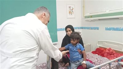 مدير إهناسيا التخصصي ببني سويف يوزع الهدايا على المرضى للاحتفال بالعيد 