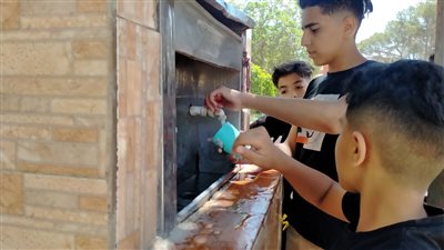 تزاحم الأطفال على المياه الباردة في الحديقة اليابانية (صور) 