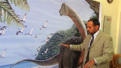 منح مؤسس مركز جامعة المنصورة للحفريات الفقارية جائزة روبرت لين كارول 