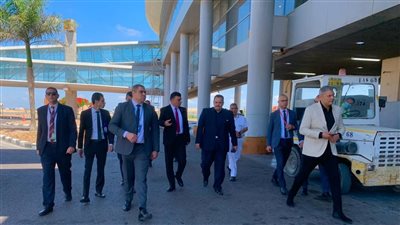 رئيس المصرية للمطارات في زيارة مفاجئة لمطار برج العرب