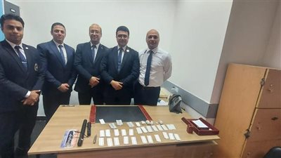 ضبط مخدرات وصواعق بحوزة راكب في مطار القاهرة