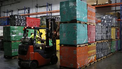 طلبات إعانة البطالة الأمريكية تستقر قرب أعلى مستوى في 8 أشهر